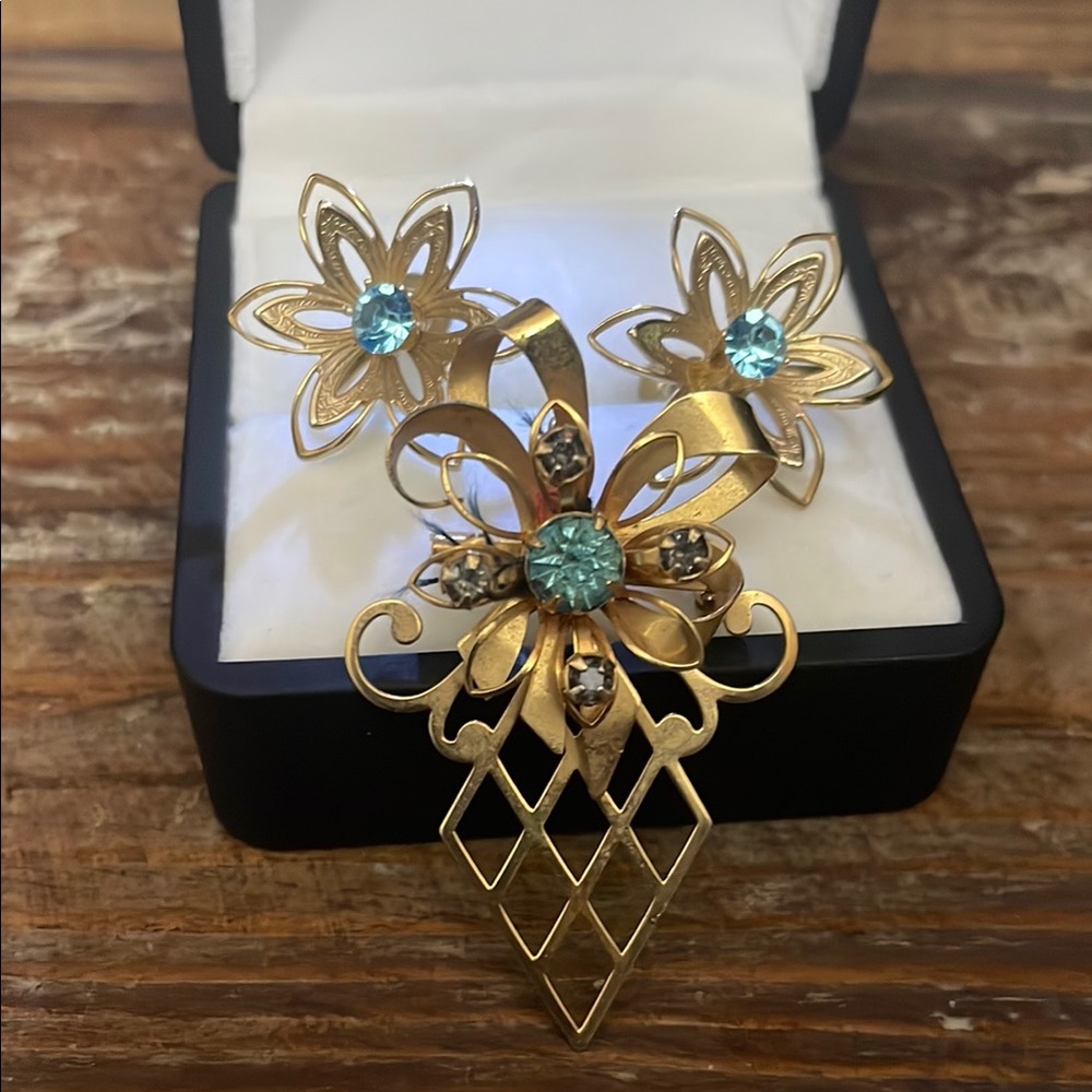 Elegant Gold and Blue Floral Jewelry Set
